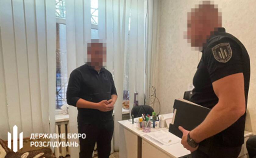 Службовець ТЦК у Дніпрі незаконно зняв з обліку 17 осіб: справу передано до суду