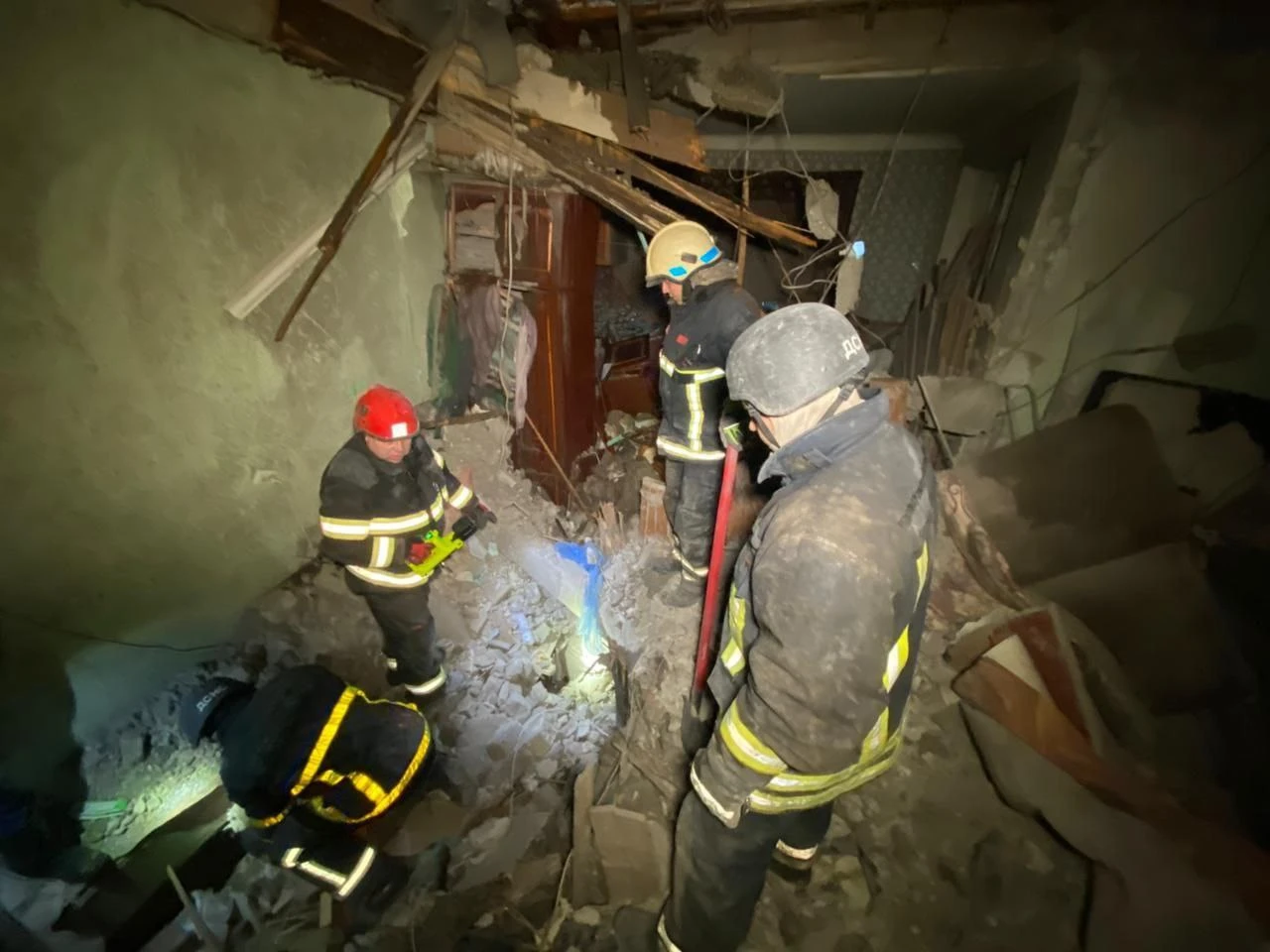 Російська атака на Кам'янське: 8 постраждалих, пожежі та руйнування інфраструктури