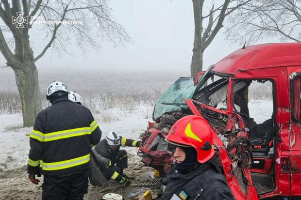 На трасі Дніпро–Кривий Ріг маршрутка зіткнулась з вантажівкою: три постраждалих