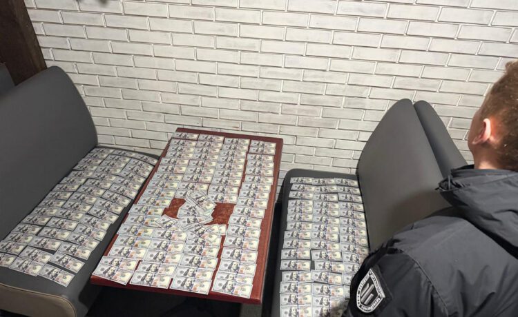 Затримана посадовиця Центру пробації в Дніпрі: вимагала $21,5 тис. у військового