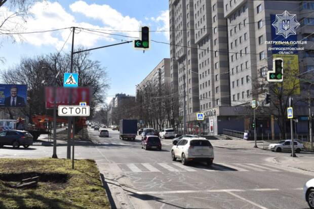 У Дніпрі на перехрестях почали встановлювати нові секції світлофорів