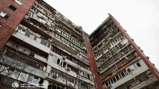 У Дніпрі російський дрон влетів у 14-поверхівку: есть поранені