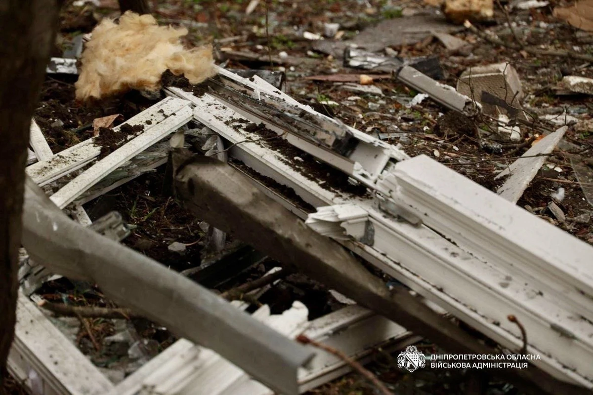 У Дніпрі російський дрон влетів у 14-поверхівку: есть поранені