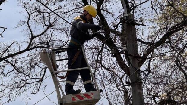На Дніпропетровщині після негоди відновили електропостачання для понад 98 тисяч осель