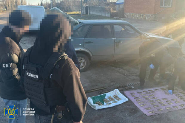 На Дніпропетровщині затримали підозрюваних у незаконному поводженні зі зброєю