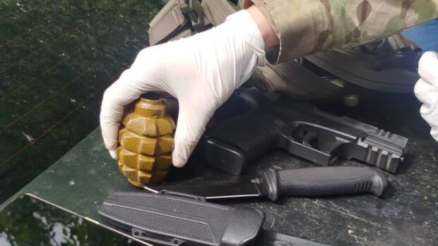 У Кам'янському затримали чоловіка з великим арсеналом зброї