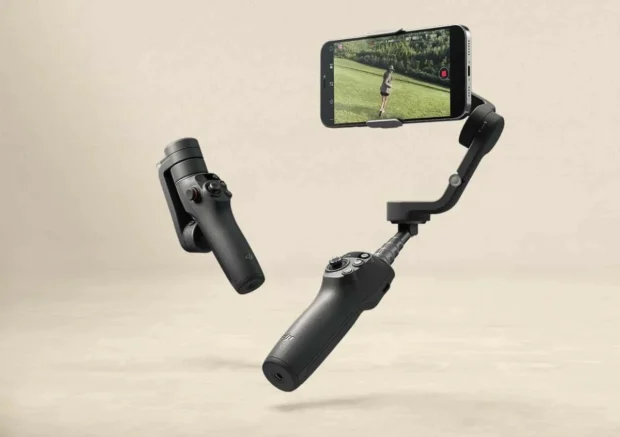 Стабилизатор DJI Osmo Mobile 6 в компактно сложенном виде и в разложенном положении с выдвинутым встроенным телескопическим моноподом 215 мм на нейтральном фоне